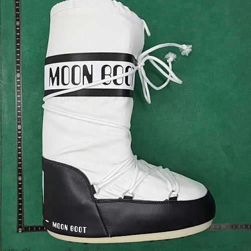 Moon Boot Icon — White / Black