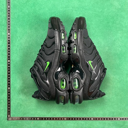 Nike Air Max Plus — Black / Green Strike