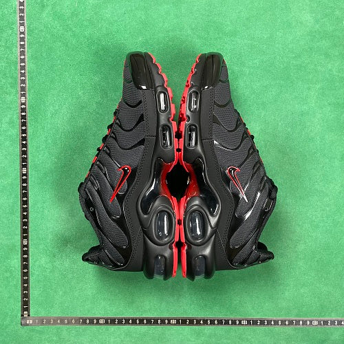 Nike Air Max Plus — Black / Red