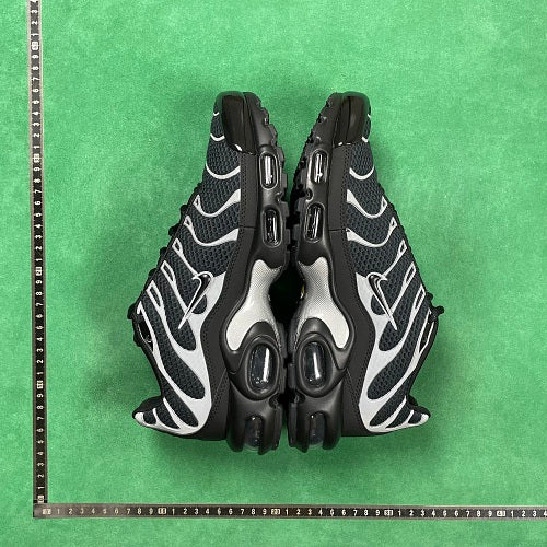 Nike Air Max Plus — Black / White Graphic